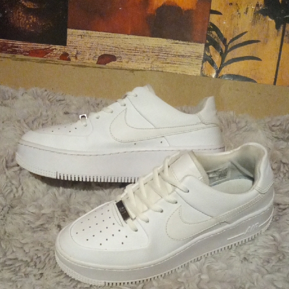 Nike Air Force 1 Low in Classic White - Picture 2 of 6